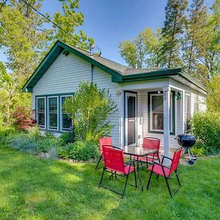Cozy Vacation Home Near Delavan Lake!